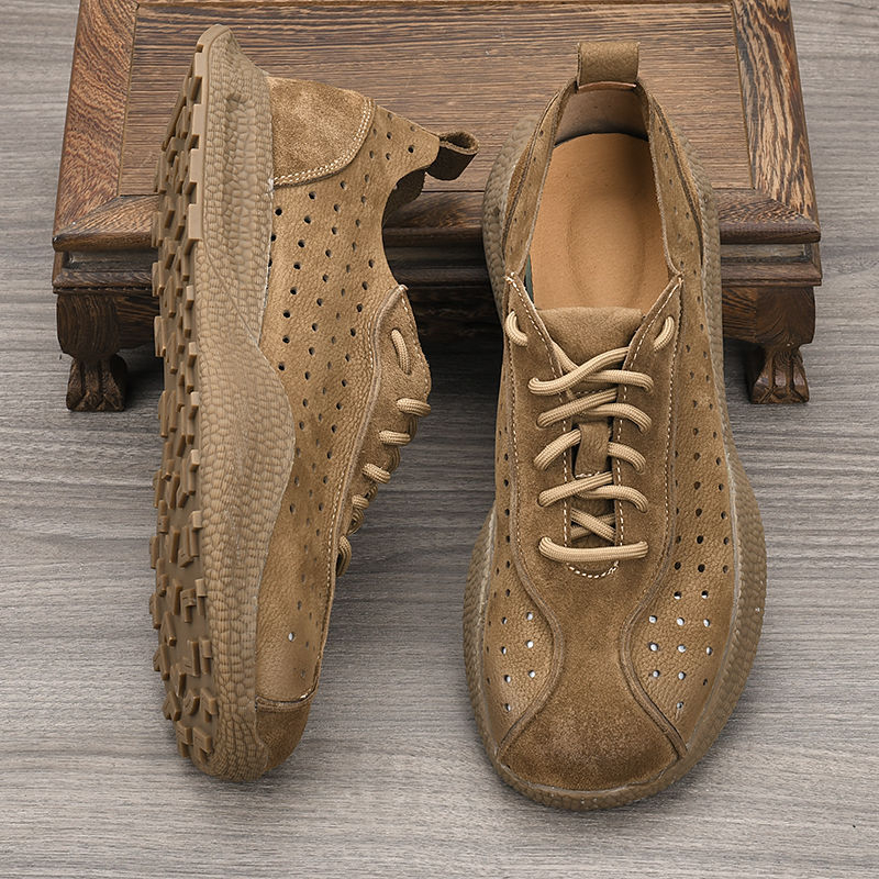 Férfiaknak szánt széles orrú mokaszín; felső rész első réteg marhabőrből; talpbetét első réteg disznó bőrből; gumitalp; csúszásmentes és légáteresztő