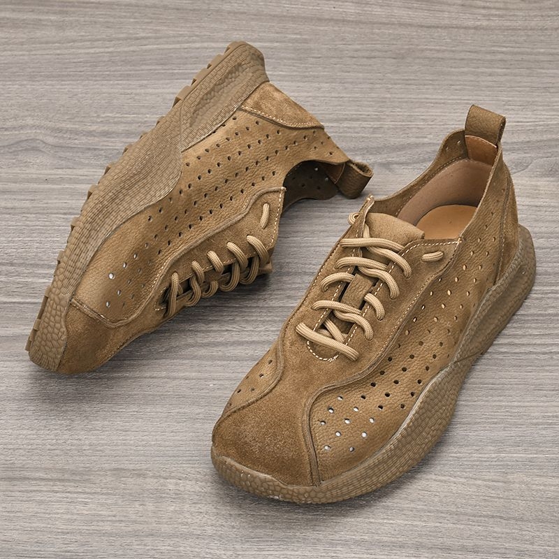 Férfiaknak szánt széles orrú mokaszín; felső rész első réteg marhabőrből; talpbetét első réteg disznó bőrből; gumitalp; csúszásmentes és légáteresztő