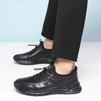 Férfiaknak szóló mindennapi bőr Slip-On cipő, első osztályú bikabőr felső, gumitalp, kerek orr, csúszásmentes és ütéscsillapító tulajdonság, belső bélés sertésbőrből