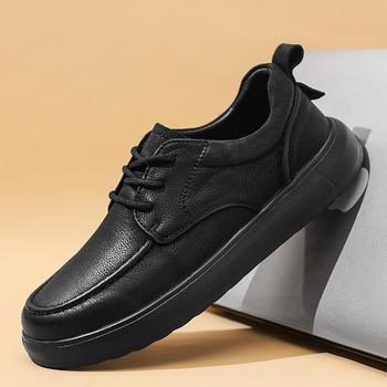 Férfi bőr cipő – felsőrész: első réteg marha bőréből; talp: gumi; talpbetét: PU; belső anyag: műbőr; orrforma: kerek