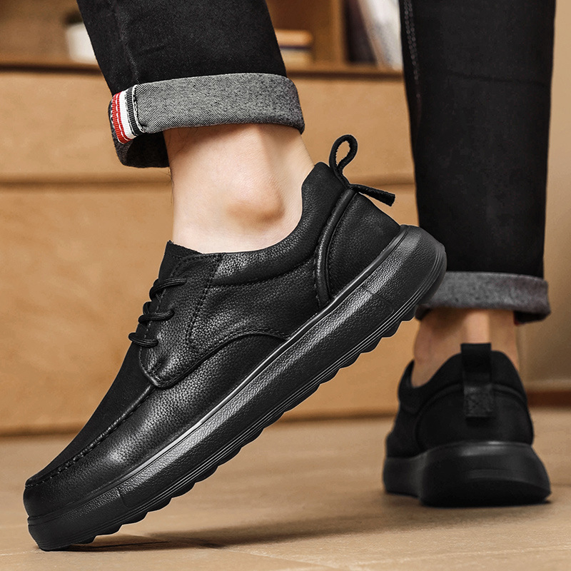 Férfi bőr cipő – felsőrész: első réteg marha bőréből; talp: gumi; talpbetét: PU; belső anyag: műbőr; orrforma: kerek