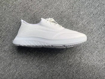 Középmagas sportcipő mikroszálas felsőrésszel, kerek orr, talp injektált, alacsony sarok 1–3 cm