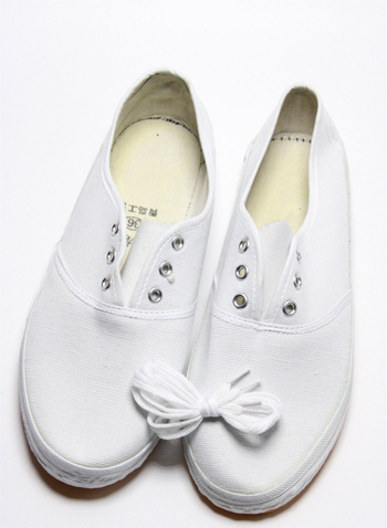 Középmagas sportcipő mikroszálas felsőrésszel, kerek orr, talp injektált, alacsony sarok 1–3 cm