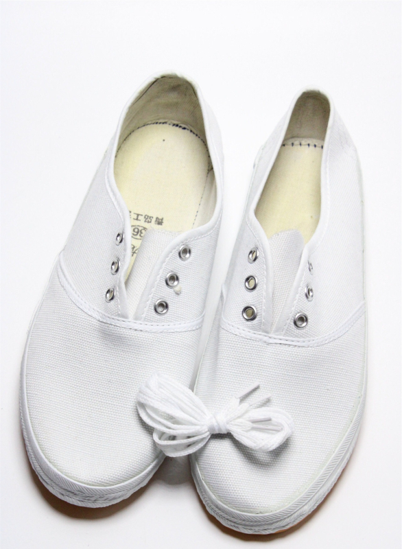 Középmagas sportcipő mikroszálas felsőrésszel, kerek orr, talp injektált, alacsony sarok 1–3 cm