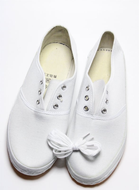 Középmagas sportcipő mikroszálas felsőrésszel, kerek orr, talp injektált, alacsony sarok 1–3 cm