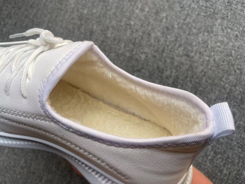 Középmagas sportcipő mikroszálas felsőrésszel, kerek orr, talp injektált, alacsony sarok 1–3 cm