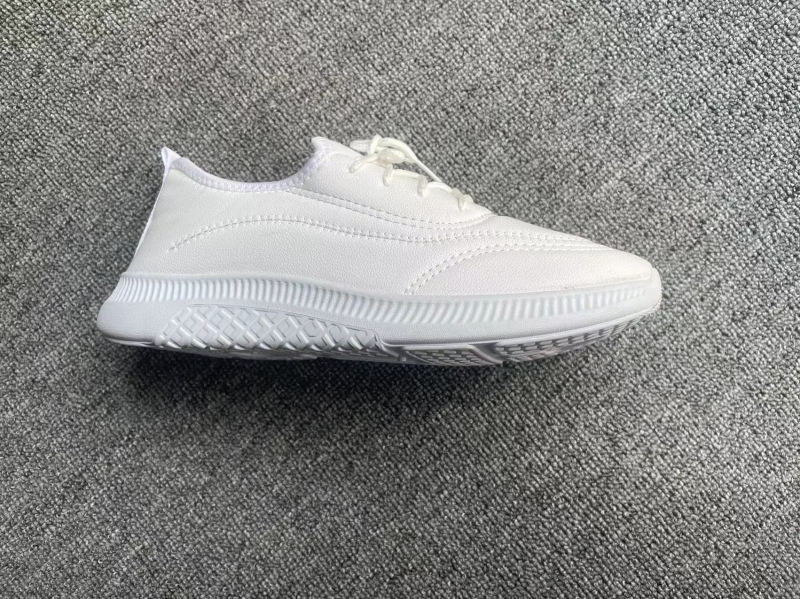 Középmagas sportcipő mikroszálas felsőrésszel, kerek orr, talp injektált, alacsony sarok 1–3 cm