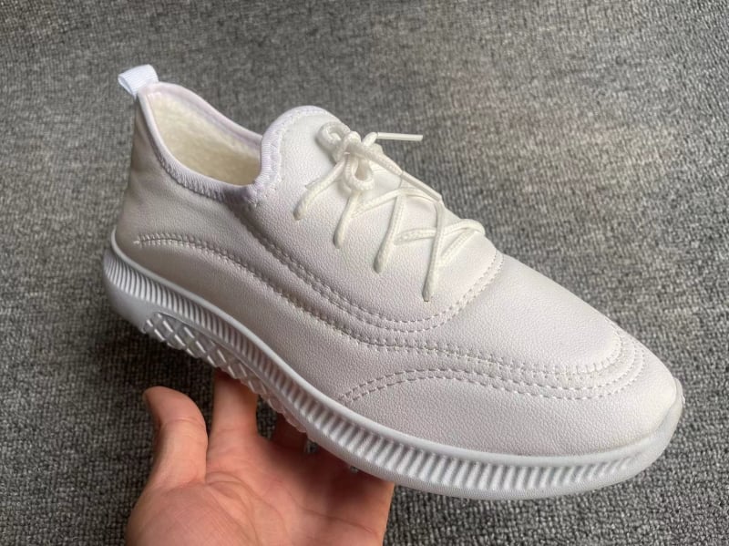 Középmagas sportcipő mikroszálas felsőrésszel, kerek orr, talp injektált, alacsony sarok 1–3 cm