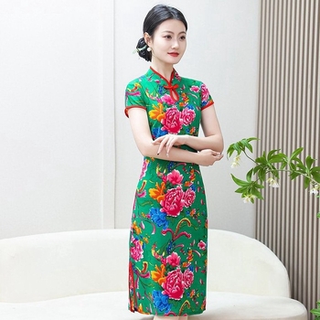 Nova kineska stil haljina tipa cheongsam s velikim motivom božura, kratki rukavi, prorez i prilagođen kroj.