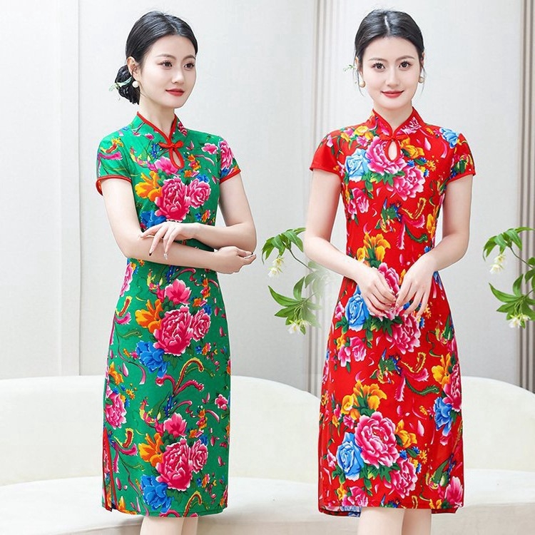 Nova kineska stil haljina tipa cheongsam s velikim motivom božura, kratki rukavi, prorez i prilagođen kroj.