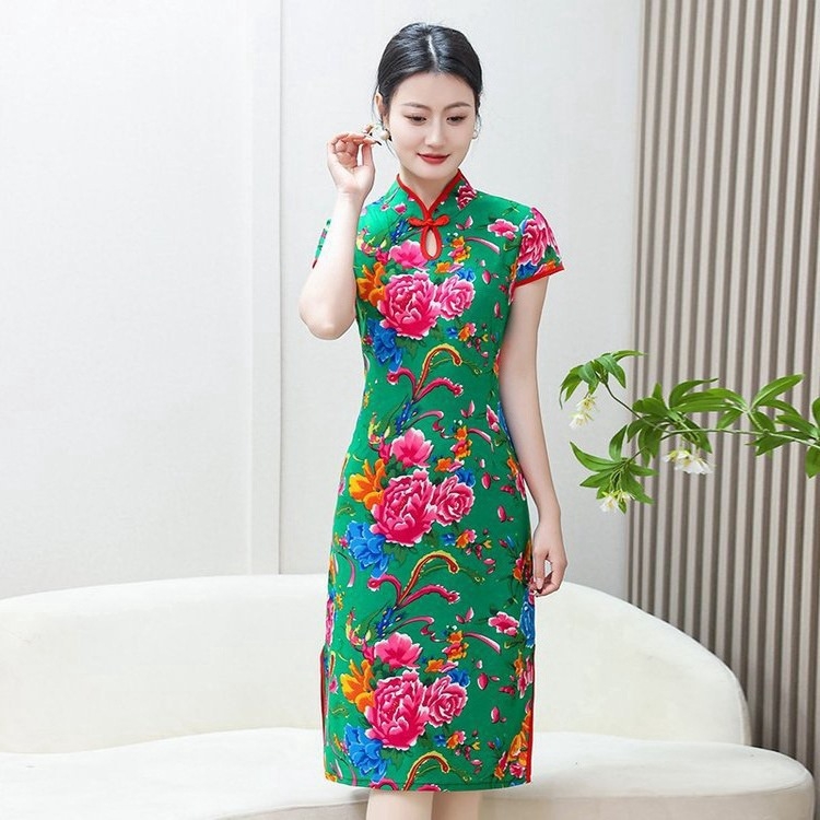 Nova kineska stil haljina tipa cheongsam s velikim motivom božura, kratki rukavi, prorez i prilagođen kroj.