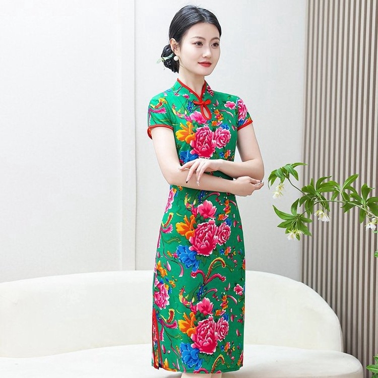 Nova kineska stil haljina tipa cheongsam s velikim motivom božura, kratki rukavi, prorez i prilagođen kroj.