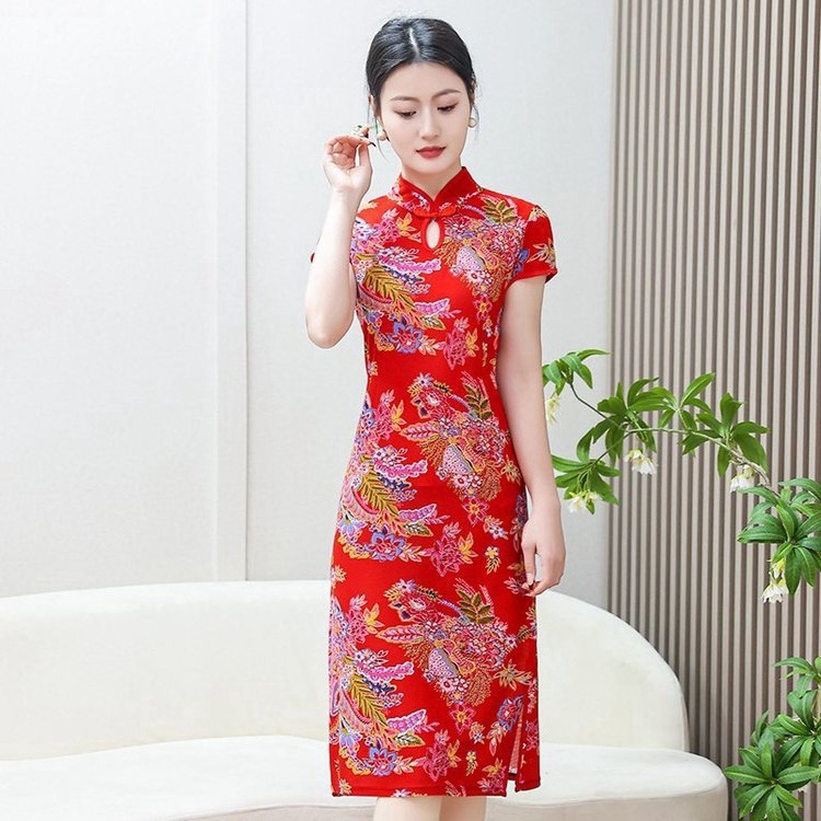 Nova kineska stil haljina tipa cheongsam s velikim motivom božura, kratki rukavi, prorez i prilagođen kroj.