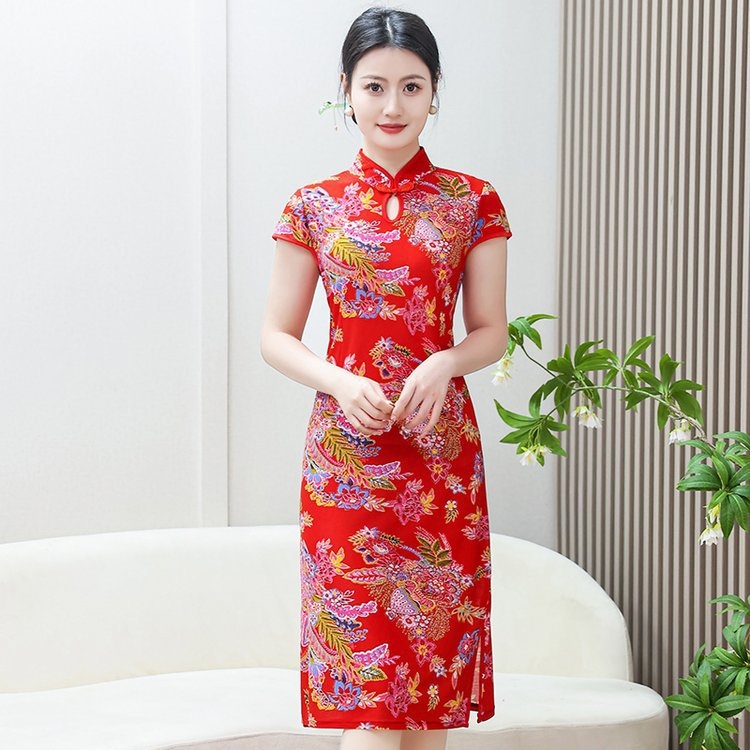 Nova kineska stil haljina tipa cheongsam s velikim motivom božura, kratki rukavi, prorez i prilagođen kroj.