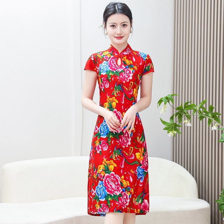 Nova kineska stil haljina tipa cheongsam s velikim motivom božura, kratki rukavi, prorez i prilagođen kroj.