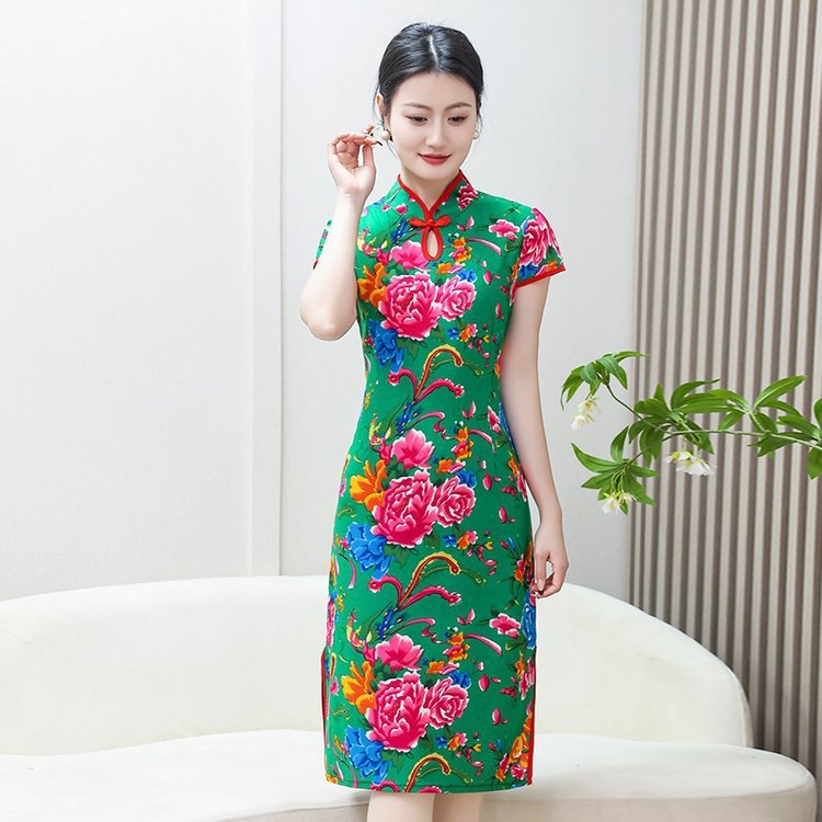 Nova kineska stil haljina tipa cheongsam s velikim motivom božura, kratki rukavi, prorez i prilagođen kroj.