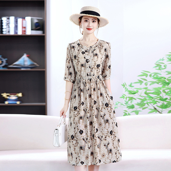 Virágmintás derekú ruha, karcsúsított fazon, nyári ruha anyukáknak, poliészter 95%+, második poliészter 90–95%, 2025 őszén debütál