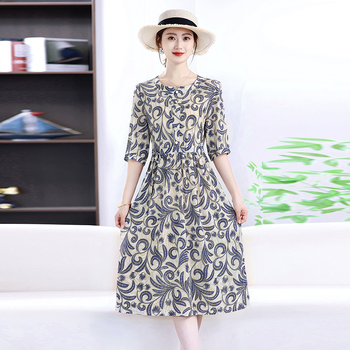 Virágmintás derekú ruha, karcsúsított fazon, nyári ruha anyukáknak, poliészter 95%+, második poliészter 90–95%, 2025 őszén debütál