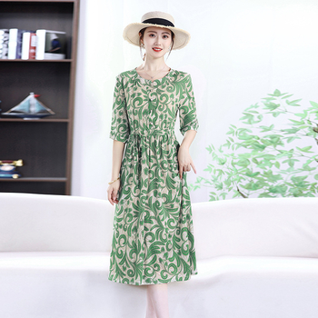 Virágmintás derekú ruha, karcsúsított fazon, nyári ruha anyukáknak, poliészter 95%+, második poliészter 90–95%, 2025 őszén debütál