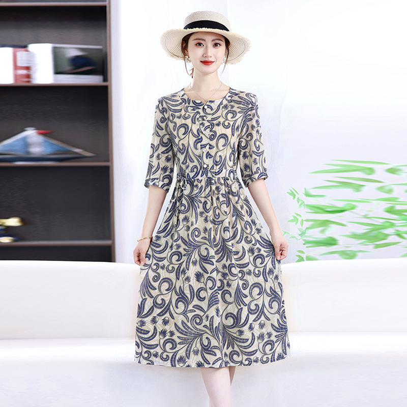 Virágmintás derekú ruha, karcsúsított fazon, nyári ruha anyukáknak, poliészter 95%+, második poliészter 90–95%, 2025 őszén debütál