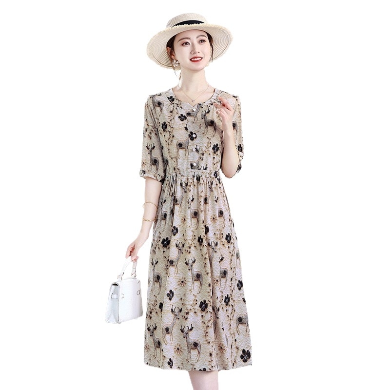 Virágmintás derekú ruha, karcsúsított fazon, nyári ruha anyukáknak, poliészter 95%+, második poliészter 90–95%, 2025 őszén debütál