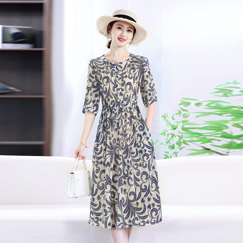 Virágmintás derekú ruha, karcsúsított fazon, nyári ruha anyukáknak, poliészter 95%+, második poliészter 90–95%, 2025 őszén debütál