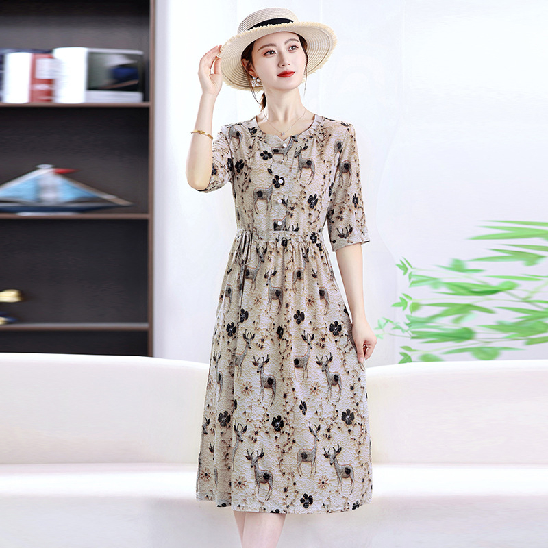 Virágmintás derekú ruha, karcsúsított fazon, nyári ruha anyukáknak, poliészter 95%+, második poliészter 90–95%, 2025 őszén debütál