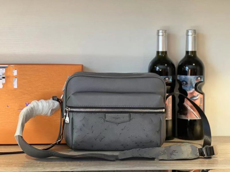 Muška crossbody torba — prava koža, vodootporna, uzorak s slovima, podstava od platna, proljeće 2025