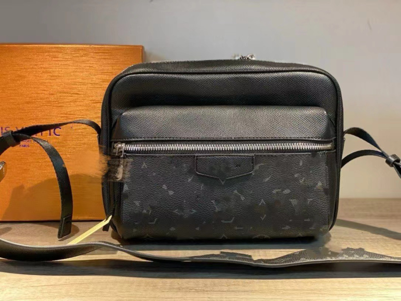 Muška crossbody torba — prava koža, vodootporna, uzorak s slovima, podstava od platna, proljeće 2025