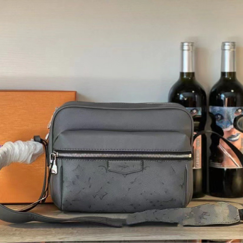 Muška crossbody torba — prava koža, vodootporna, uzorak s slovima, podstava od platna, proljeće 2025