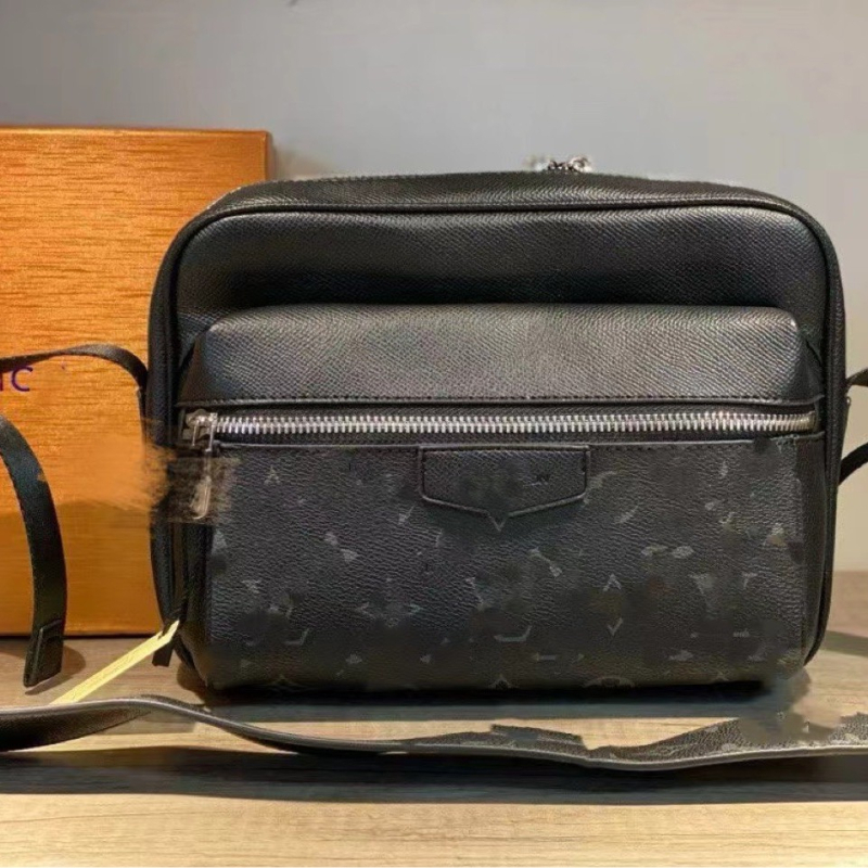 Muška crossbody torba — prava koža, vodootporna, uzorak s slovima, podstava od platna, proljeće 2025