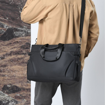 Muška crossbody torba za poslovna putovanja – najlon, vodootporna, podstava od poliestera, smanjuje teret