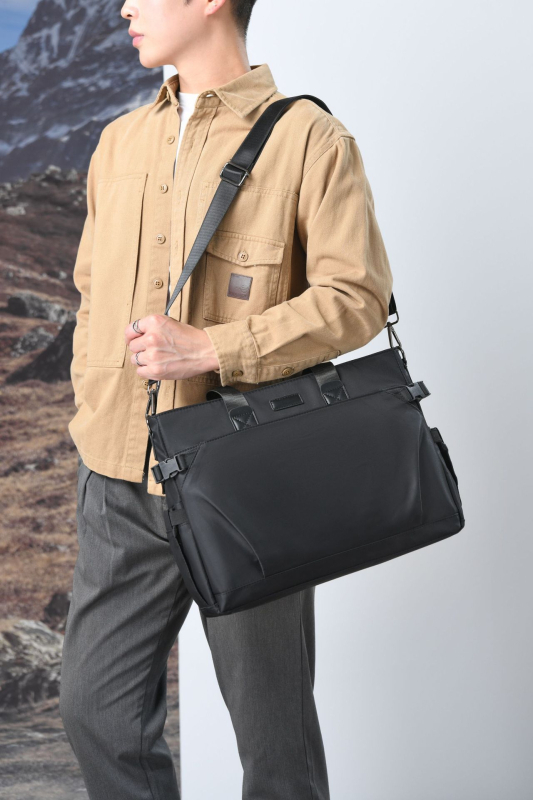Muška crossbody torba za poslovna putovanja – najlon, vodootporna, podstava od poliestera, smanjuje teret