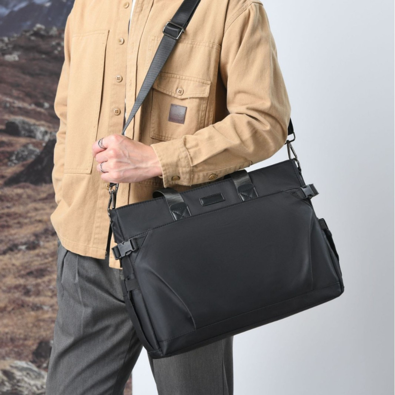 Muška crossbody torba za poslovna putovanja – najlon, vodootporna, podstava od poliestera, smanjuje teret