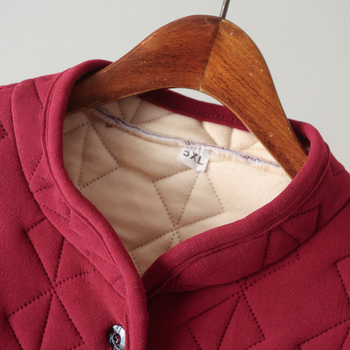 Jachetă damă din bumbac gros cu guler înalt, croială lejeră, umplutură poliester-bumbac, lungime 50–65 cm, iarnă 2025