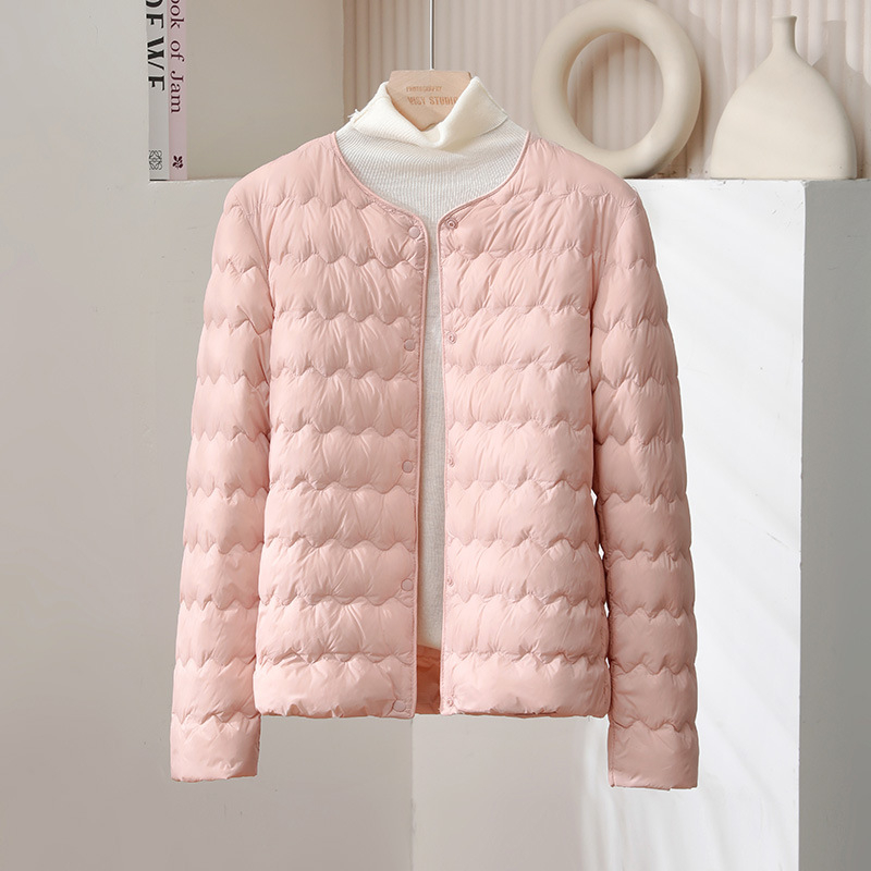 Дамско пухено яке, тънък силует, ултра къс модел (≤40 см), пълнено с пух от патица, съдържание на пера 51–55%