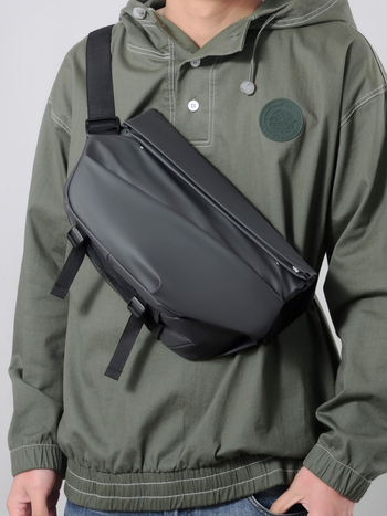 Muška crossbody torba - PU koža, vodootporna, jednobojna, kompatibilna s 8-inčnim prijenosnikom, model 91299