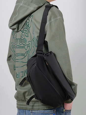 Muška crossbody torba - PU koža, vodootporna, jednobojna, kompatibilna s 8-inčnim prijenosnikom, model 91299