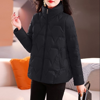 Bavlneno-vyplnená bunda s pólovým golierom, výplň zo zmesi hodvábu a bavlny, vonkajší materiál hodvábny velúr, zapínanie šnúrkou, bežná dĺžka pre dospelé ženy