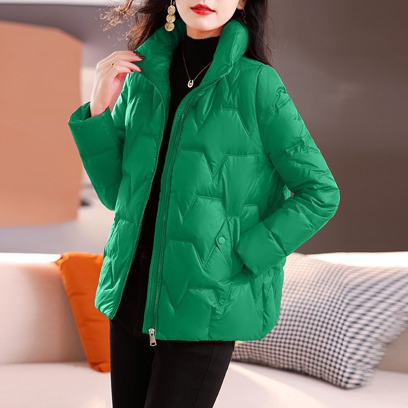 Bavlneno-vyplnená bunda s pólovým golierom, výplň zo zmesi hodvábu a bavlny, vonkajší materiál hodvábny velúr, zapínanie šnúrkou, bežná dĺžka pre dospelé ženy