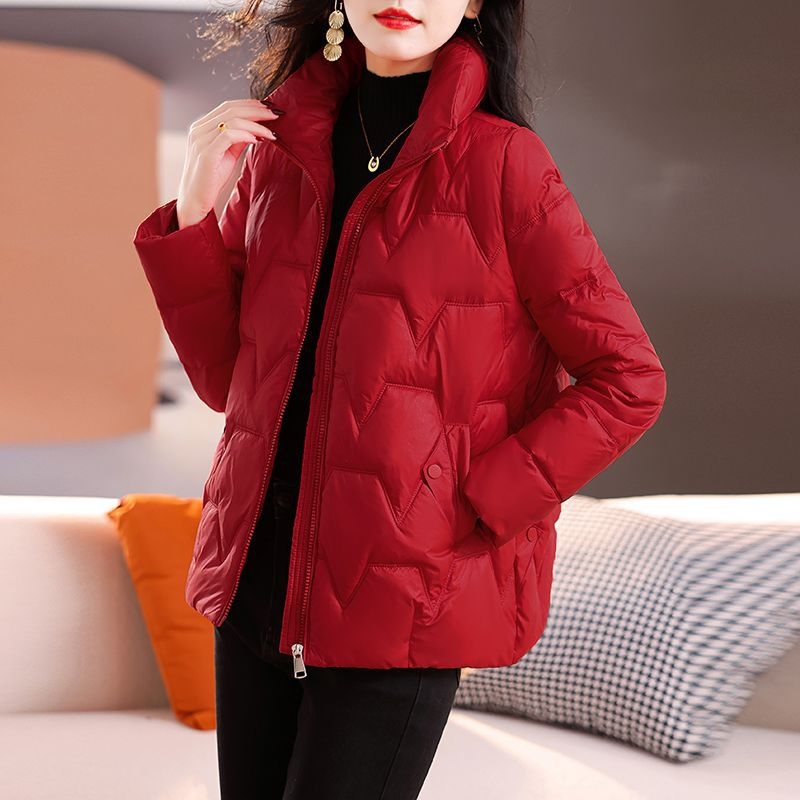 Bavlneno-vyplnená bunda s pólovým golierom, výplň zo zmesi hodvábu a bavlny, vonkajší materiál hodvábny velúr, zapínanie šnúrkou, bežná dĺžka pre dospelé ženy