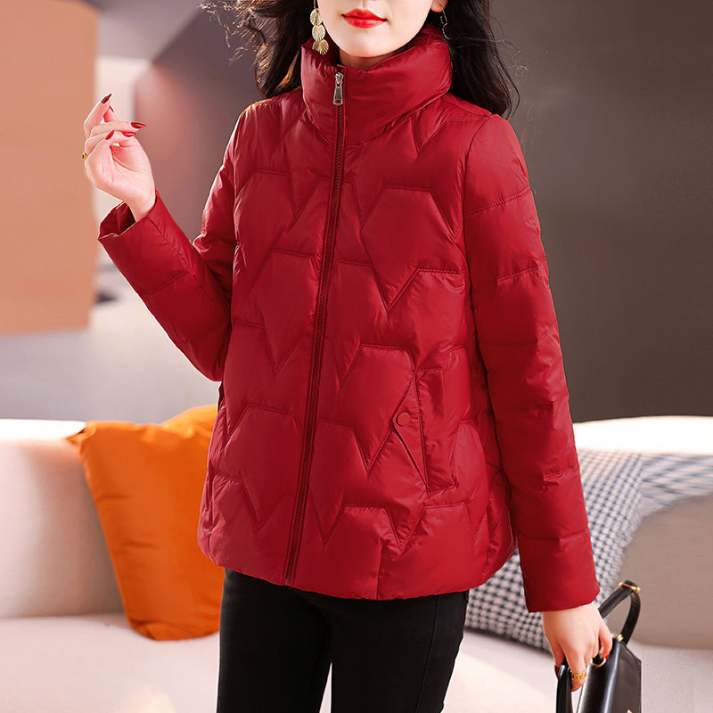 Bavlneno-vyplnená bunda s pólovým golierom, výplň zo zmesi hodvábu a bavlny, vonkajší materiál hodvábny velúr, zapínanie šnúrkou, bežná dĺžka pre dospelé ženy