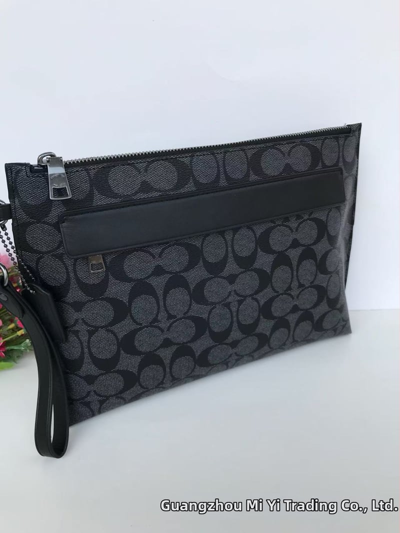 Мъжки клъч от естествена кожа - първи слой телешка кожа, райета, водоустойчива и лека, подплата от найлон