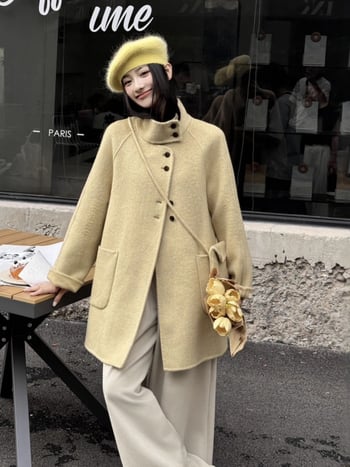 Női visszafordítható gyapjú kabát, középméretű hossz, álló gallér, laza szabás, elülső zárás több gombbal.