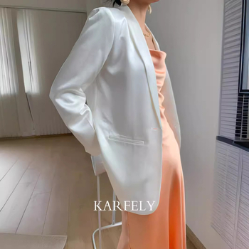 Női öltöny keskeny szabású, zakó gallér, hosszú ujjú, egygombos zárás