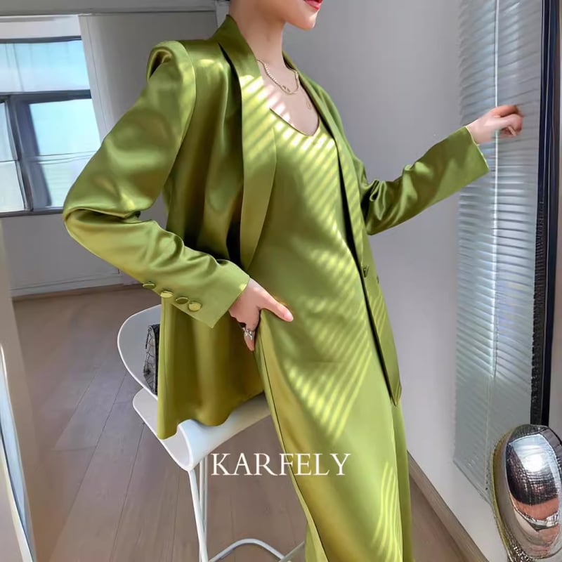 Női öltöny keskeny szabású, zakó gallér, hosszú ujjú, egygombos zárás