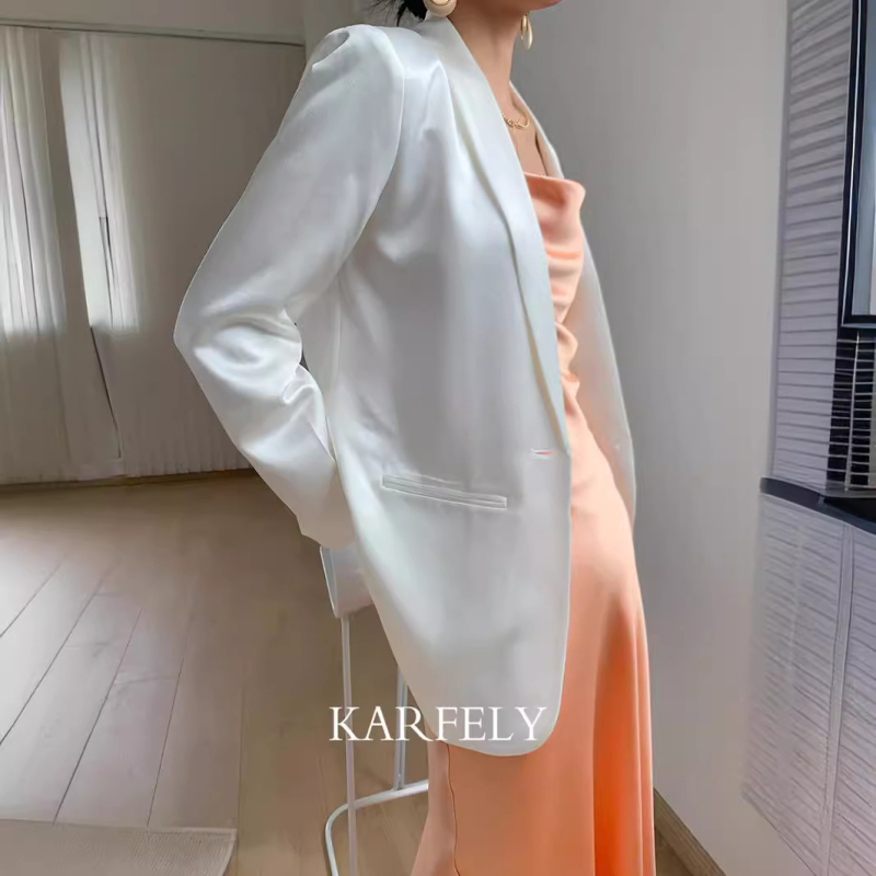 Női öltöny keskeny szabású, zakó gallér, hosszú ujjú, egygombos zárás