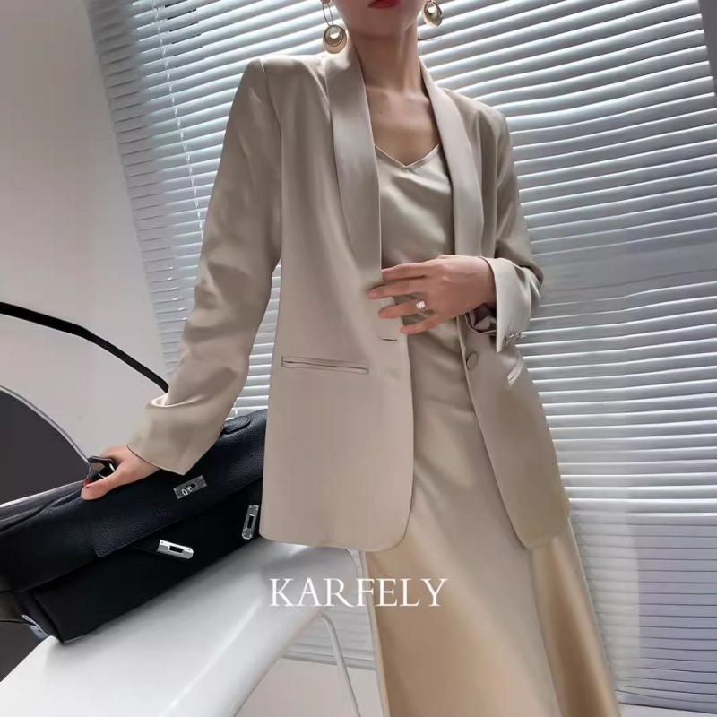 Női öltöny keskeny szabású, zakó gallér, hosszú ujjú, egygombos zárás