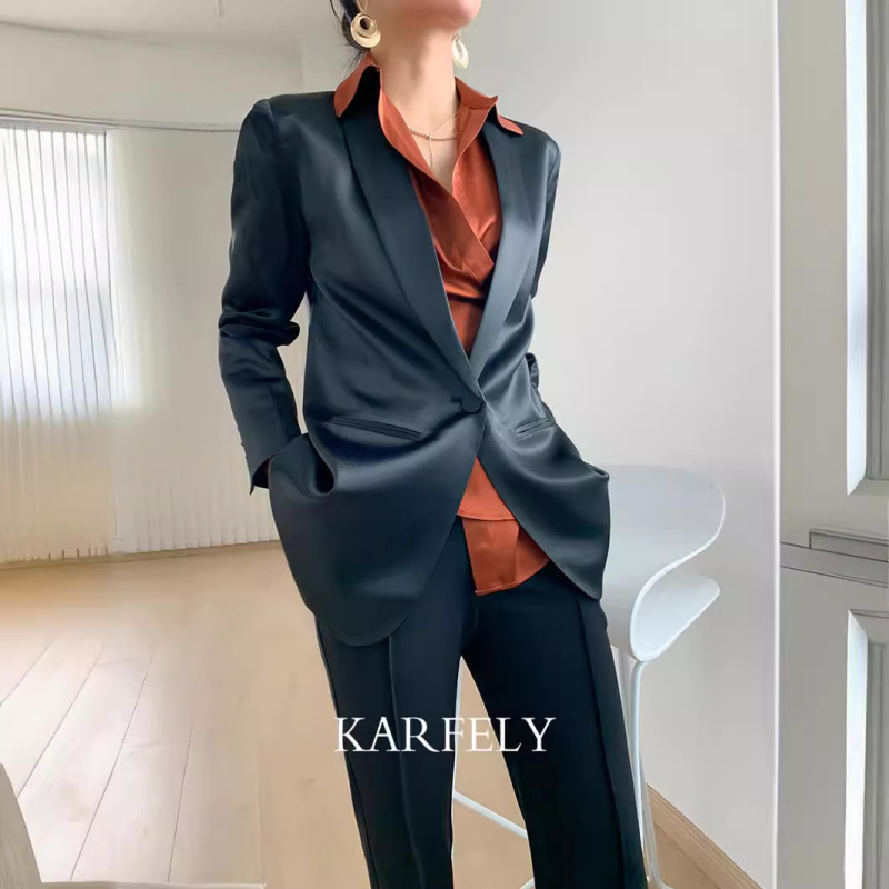 Női öltöny keskeny szabású, zakó gallér, hosszú ujjú, egygombos zárás