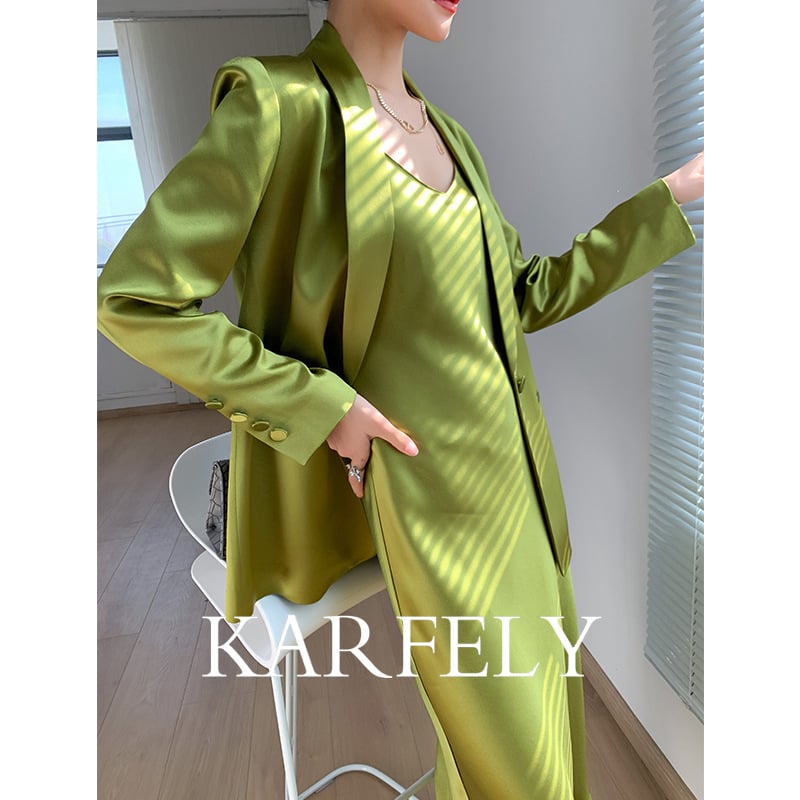 Női öltöny keskeny szabású, zakó gallér, hosszú ujjú, egygombos zárás